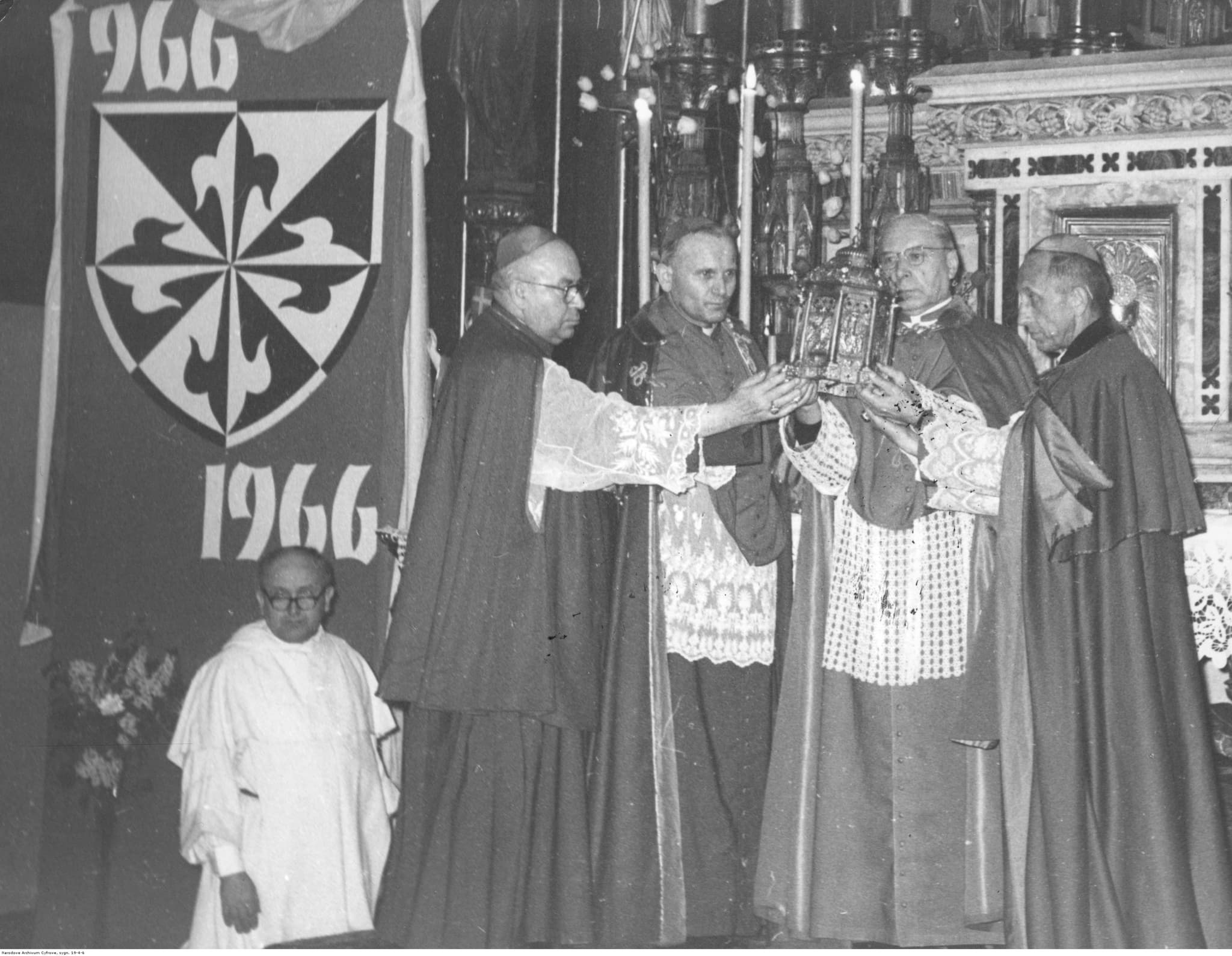 Przed: Renowacja zdjęcia z Obchodów Tysiąclecia Chrztu Polski